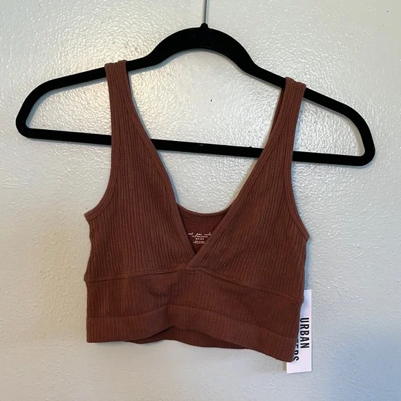 out from under crop top - Picture 1 of 4